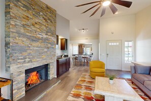 Smart TV, fireplace - Stunning Condo with Mountain & Golf Course Views - Resort-Style Amenities (Palm Desert)