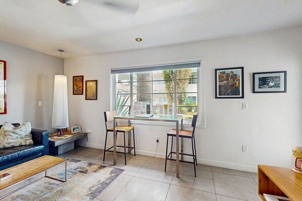 Interior - Updated modern condo w/ shared pool & mountain views - near downtown (Palm Springs)