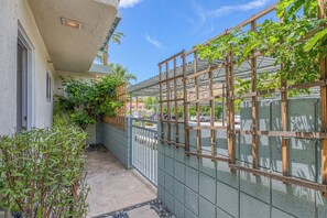 Property grounds - Updated modern condo w/ shared pool & mountain views - near downtown (Palm Springs)