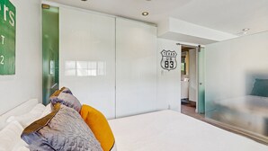 Et moderne hotelværelse med en stor seng, et garderobeskab og en dør med et Texas-skilt.