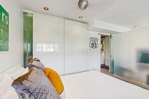 1 bedroom, iron/ironing board, free WiFi, bed sheets - Updated modern condo w/ shared pool & mountain views - near downtown (Palm Springs)