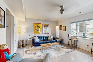 Smart TV, DVD player, books, video library - Updated modern condo w/ shared pool & mountain views - near downtown (Palm Springs)