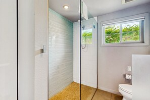 Shower, hair dryer, towels - Updated modern condo w/ shared pool & mountain views - near downtown (Palm Springs)