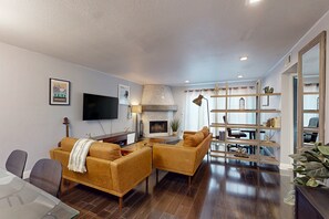 Smart TV - Modern condo w/ shared pool, pool spa, & tennis courts - close to ASU, airport (Tempe)