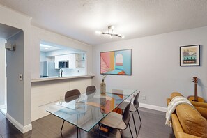 Dining - Modern condo w/ shared pool, pool spa, & tennis courts - close to ASU, airport (Tempe)