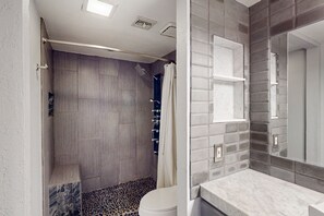 Shower, hair dryer, towels - Modern condo w/ shared pool, pool spa, & tennis courts - close to ASU, airport (Tempe)