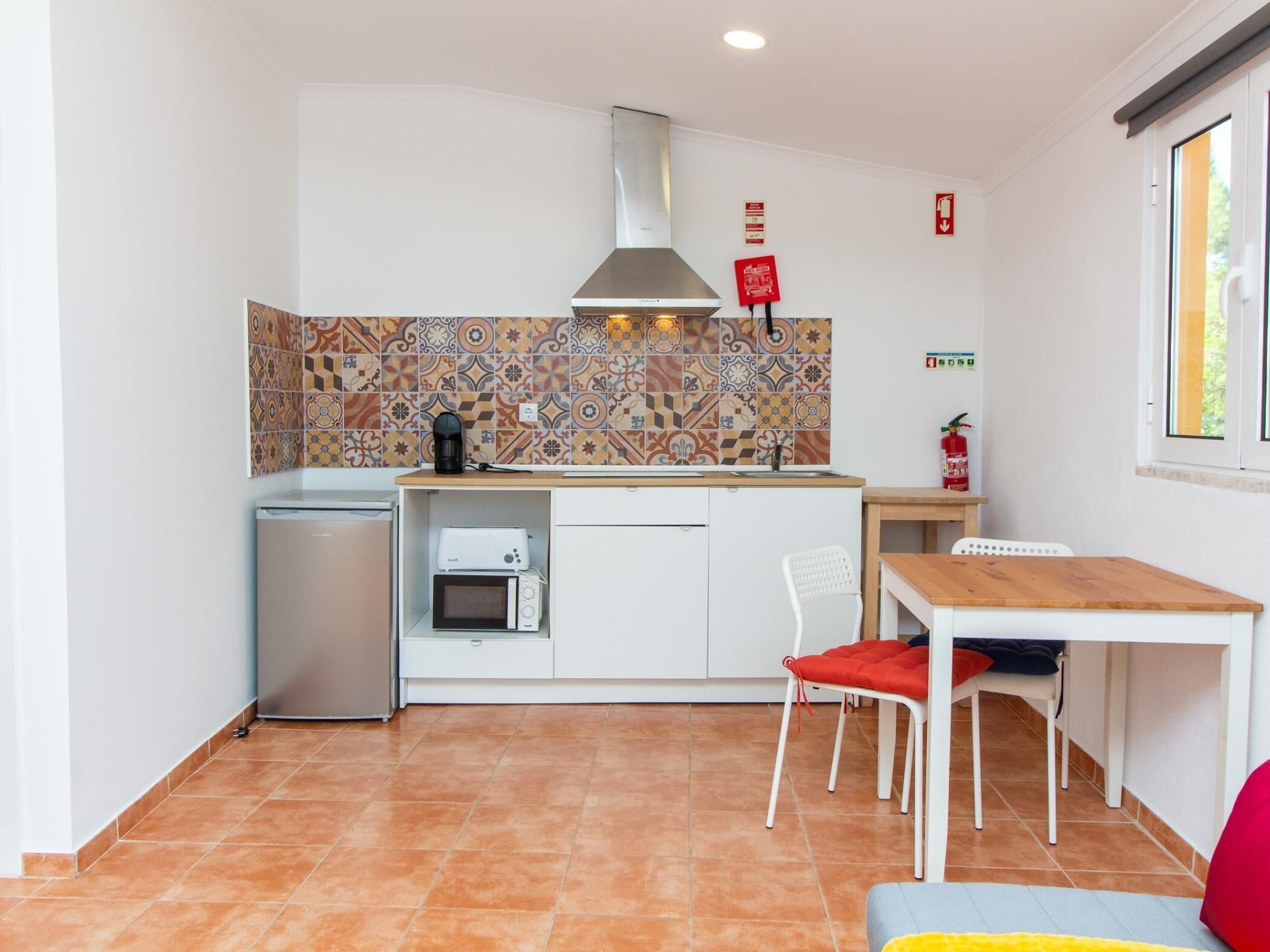 Wasserkocher mit Kaffee-/Teezubehör, Kühlschrank, Mikrowelle, Toaster