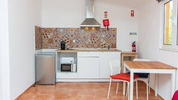 Wasserkocher mit Kaffee-/Teezubehör, Kühlschrank, Mikrowelle, Toaster