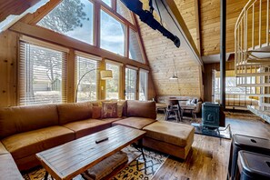 Smart TV, fireplace, books - A-frame home with loft, gas grill, partial AC, dog-friendly (Munds Park)