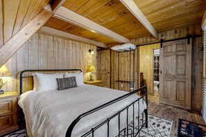 2 bedrooms, iron/ironing board, travel cot, free WiFi - A-frame home with loft, gas grill, partial AC, dog-friendly (Munds Park)