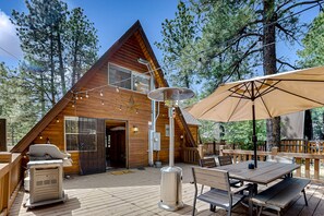 Outdoor dining - A-frame home with loft, gas grill, partial AC, dog-friendly (Munds Park)