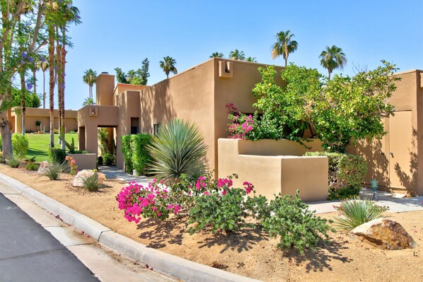 Property grounds - Beautiful Villa at Ironwood Country Club w/Shared Pool & Spa - near Golf Course (Palm Desert)
