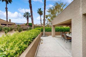 Outdoor dining - Beautiful Villa at Ironwood Country Club w/Shared Pool & Spa - near Golf Course (Palm Desert)