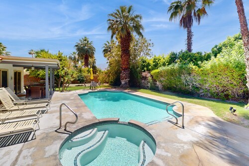 Lovely desert home w/ private pool, spa & mountain backdrop - 2 dogs OK
