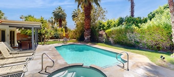 Lovely desert home w/ private pool, spa & mountain backdrop - 2 dogs OK