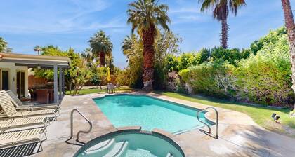 Lovely desert home w/ private pool, spa & mountain backdrop - 2 dogs OK