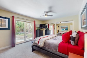 3 bedrooms, iron/ironing board, free WiFi, bed sheets - Lovely desert home w/ private pool, spa & mountain backdrop - 2 dogs OK (Palm Springs)