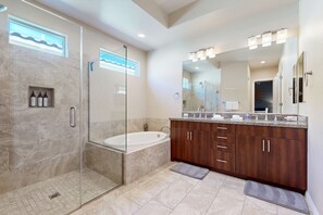 Shower, hair dryer, towels - Gated Country Club, Golf Resort Home, Private Pool & Spa, FirePit, Mountain-View (Cathedral City , Palm Springs)