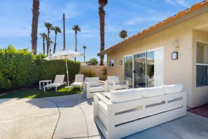Terrace/patio - Sun-soaked dog-friendly retreat with private pool, hot tub, fireplace, & W/D (Palm Desert)