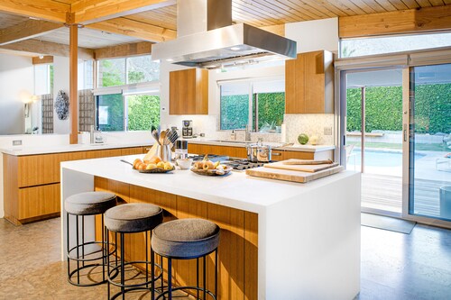 Elegant, mid-century Alexander butterfly home w/ pool & gas grill