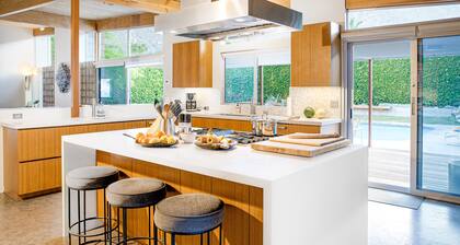 Elegant, mid-century Alexander butterfly home w/ pool & gas grill