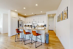 Fridge, microwave, oven, stovetop - Serene home with pool spa, gas fireplace, AC, pool and golf access - dogs ok (Indio)
