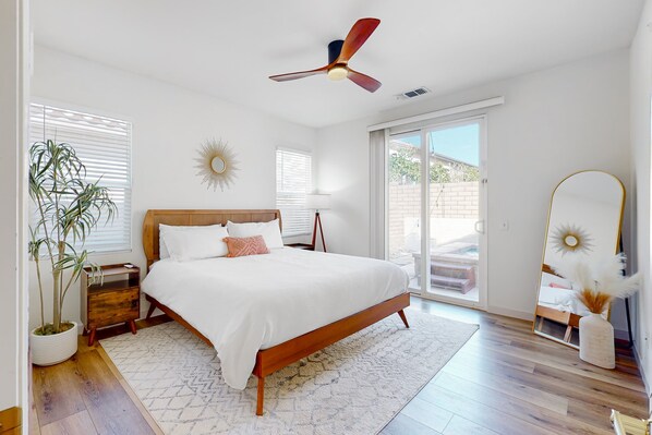 3 bedrooms, iron/ironing board, travel cot, free WiFi - Serene home with pool spa, gas fireplace, AC, pool and golf access - dogs ok (Indio)