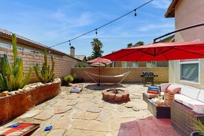 Terrace/patio - Serene home with pool spa, gas fireplace, AC, pool and golf access - dogs ok (Indio)