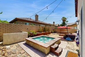 Terrace/patio - Serene home with pool spa, gas fireplace, AC, pool and golf access - dogs ok (Indio)