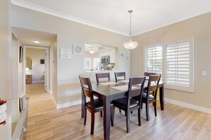 Dining - Stunning condo with fireplace, W/D, tennis court, pool, hot tub, grill, & patio (Palm Desert)