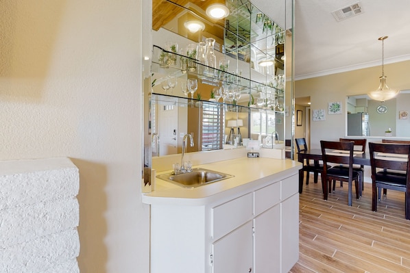 Interior - Stunning condo with fireplace, W/D, tennis court, pool, hot tub, grill, & patio (Palm Desert)