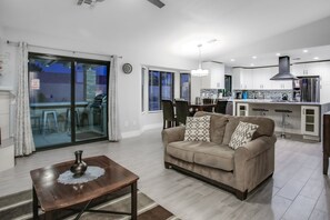 Smart TV, chimenea, reproductor de DVD y tenis de mesa