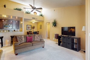 Smart TV, books - This charming retreat offers all the comforts of home and more (Scottsdale)