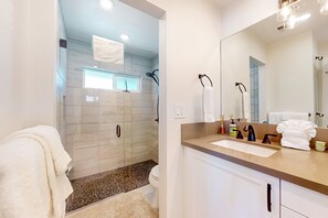Shower, hair dryer, towels - Renovated dog-friendly mtn-view home with private pool, large backyard, grill (Palm Desert)