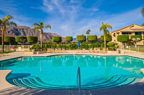 Dog-friendly condo w/ two shared outdoor pools, spas & tennis court