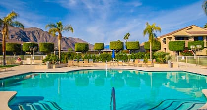 Dog-friendly condo w/ two shared outdoor pools, spas & tennis court