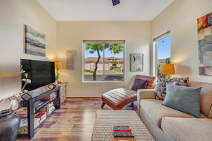 Smart TV - Amazing home with patio, washer/dryer & on-site golf - near sports venues (Surprise)