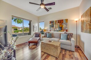 Smart TV - Amazing home with patio, washer/dryer & on-site golf - near sports venues (Surprise)