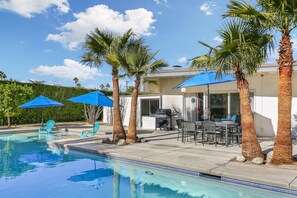 A heated pool - Iconic, Wexler-designed, mid-century home w/ 50-foot pool & attached spa (Palm Springs)
