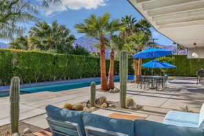 Outdoor dining - Iconic, Wexler-designed, mid-century home w/ 50-foot pool & attached spa (Palm Springs)