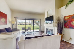 Smart TV, fireplace - Palm Desert Paradise: A Home with Views, Golf and Serenity (Palm Desert)