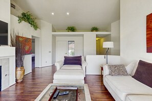 Smart TV, fireplace - Palm Desert Paradise: A Home with Views, Golf and Serenity (Palm Desert)