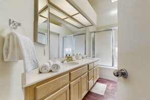 Shower, hair dryer, towels - Palm Desert Paradise: A Home with Views, Golf and Serenity (Palm Desert)