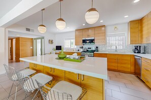 Fridge, microwave, oven, stovetop - Classic, mid-century modern home w/ mtn views, private pool and spa - dogs OK (Palm Springs)
