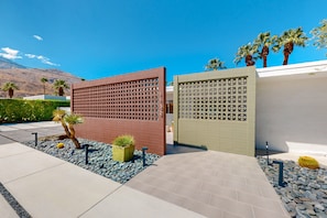 Property grounds - Classic, mid-century modern home w/ mtn views, private pool and spa - dogs OK (Palm Springs)