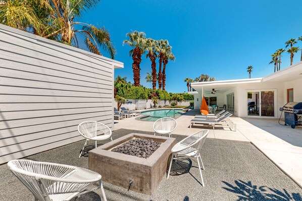 Outdoor dining - Classic, mid-century modern home w/ mtn views, private pool and spa - dogs OK (Palm Springs)