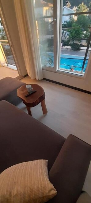 Condo, balcón, vista a la alberca | Área de sala de estar | Televisión LCD de 54 pulgadas con canales vía satélite