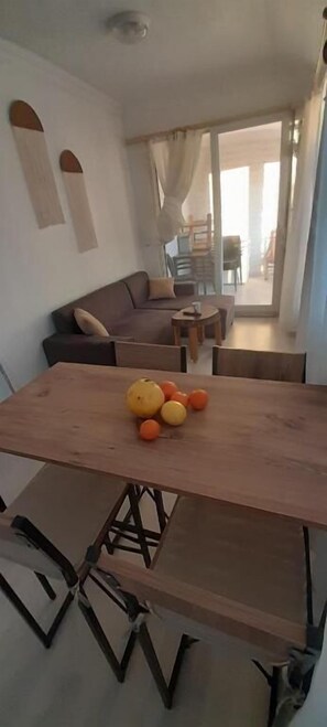 Condo, balcón, vista a la alberca | Área de sala de estar