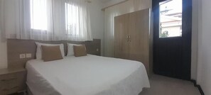 Condo, balcón, vista a la alberca | Tabla de planchar con plancha y wifi gratis 