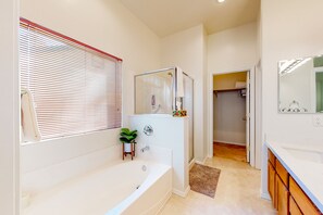 Shower, hair dryer, towels - Adventurer's retreat with PS5, modern kitchen, private patio, & desert views (Flagstaff)
